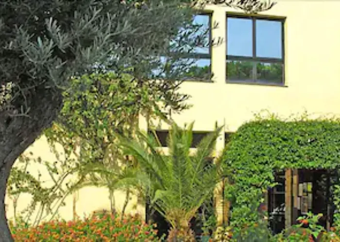 Isola Hotel 3*